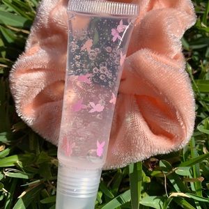 Lipgloss and scrunchies